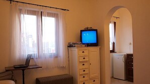 شقة (One Bedroom Apartment) | غرفة المعيشة | تلفزيون