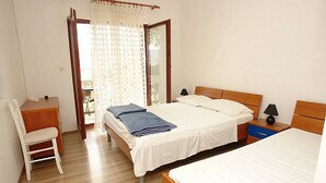 إستديو (Studio Apartment with Balcony and Sea) | 3 عدّة غرف نوم وأسرّة أطفال/رضّع (مجانًا)