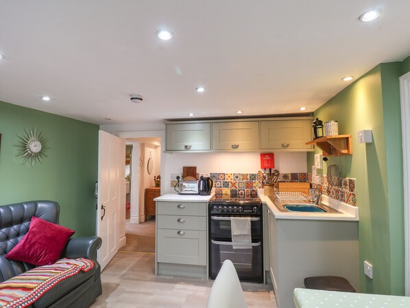 Refrigerador, tetera/pava eléctrica, tostadora, utensilios de cocina