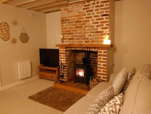 Smart TV, fireplace, books, stereo - Cosy Cottage, dog friendly with wood burner in North Norfolk (Briston)