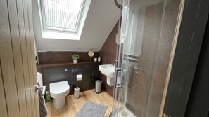 Shower, hair dryer, slippers, towels - Chapel row 5 luxury cottage in the peaks (Wirksworth)