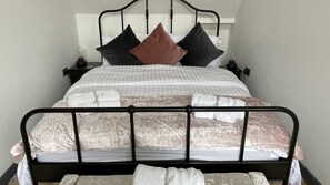 1 bedroom, iron/ironing board, travel cot, WiFi - Chapel row 5 luxury cottage in the peaks (Wirksworth)