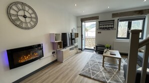 Smart TV, fireplace - Chapel row 5 luxury cottage in the peaks (Wirksworth)