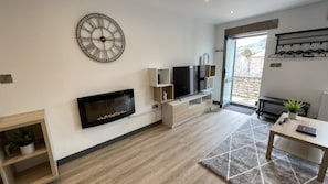 Smart TV y chimenea 