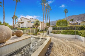 Property grounds - 1 BDR Downtown Condo, across the street from Casino, restaurants, shops and more (Palm Springs)