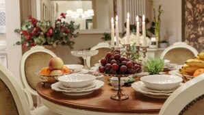 A dining table set with plates, bowls, and a fruit centerpiece. - Casa Uccellini in Lucca (Lucca)