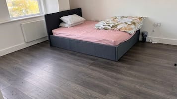 1 bedroom, bed sheets