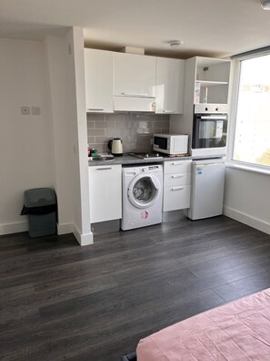 Fridge, microwave, oven, stovetop - Self Contained Studio Flat (Harlow)