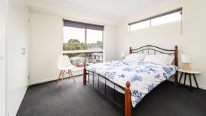 4 quartos, ferros/tábuas de passar roupa, berço de viagem, roupa de cama