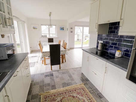 Lavavajillas, tetera/pava eléctrica, tostadora, utensilios de cocina