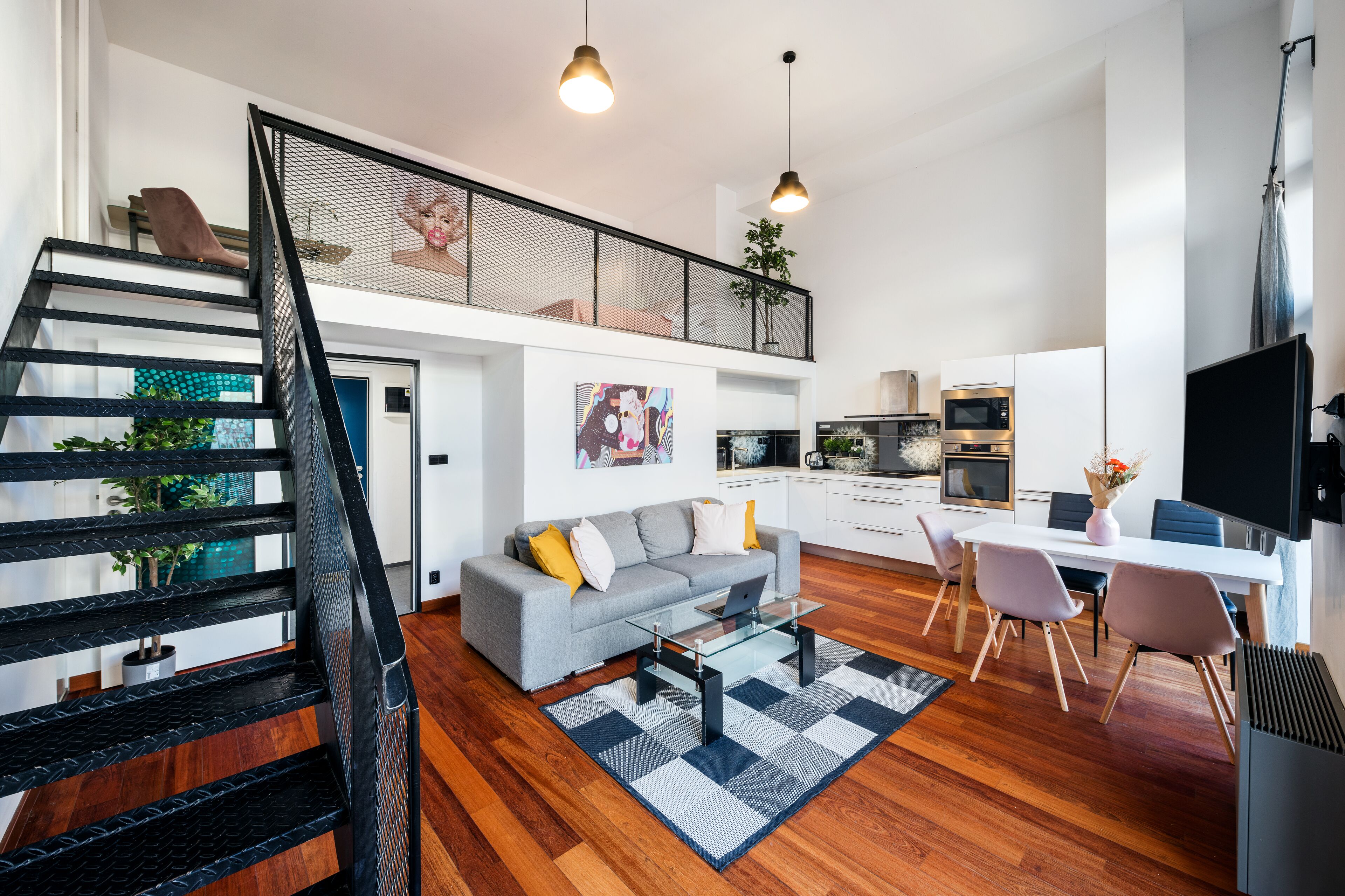 Căn hộ Exclusive | Khu phòng khách | Smart TV 50-cm có truyền hình kỹ thuật số, TV, Netflix 