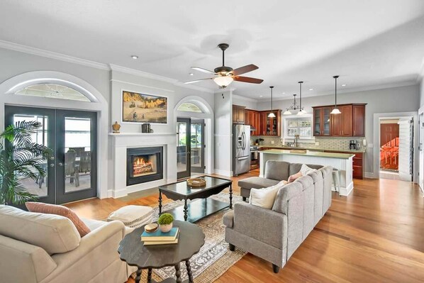 Smart TV, chimenea, libros y oficina