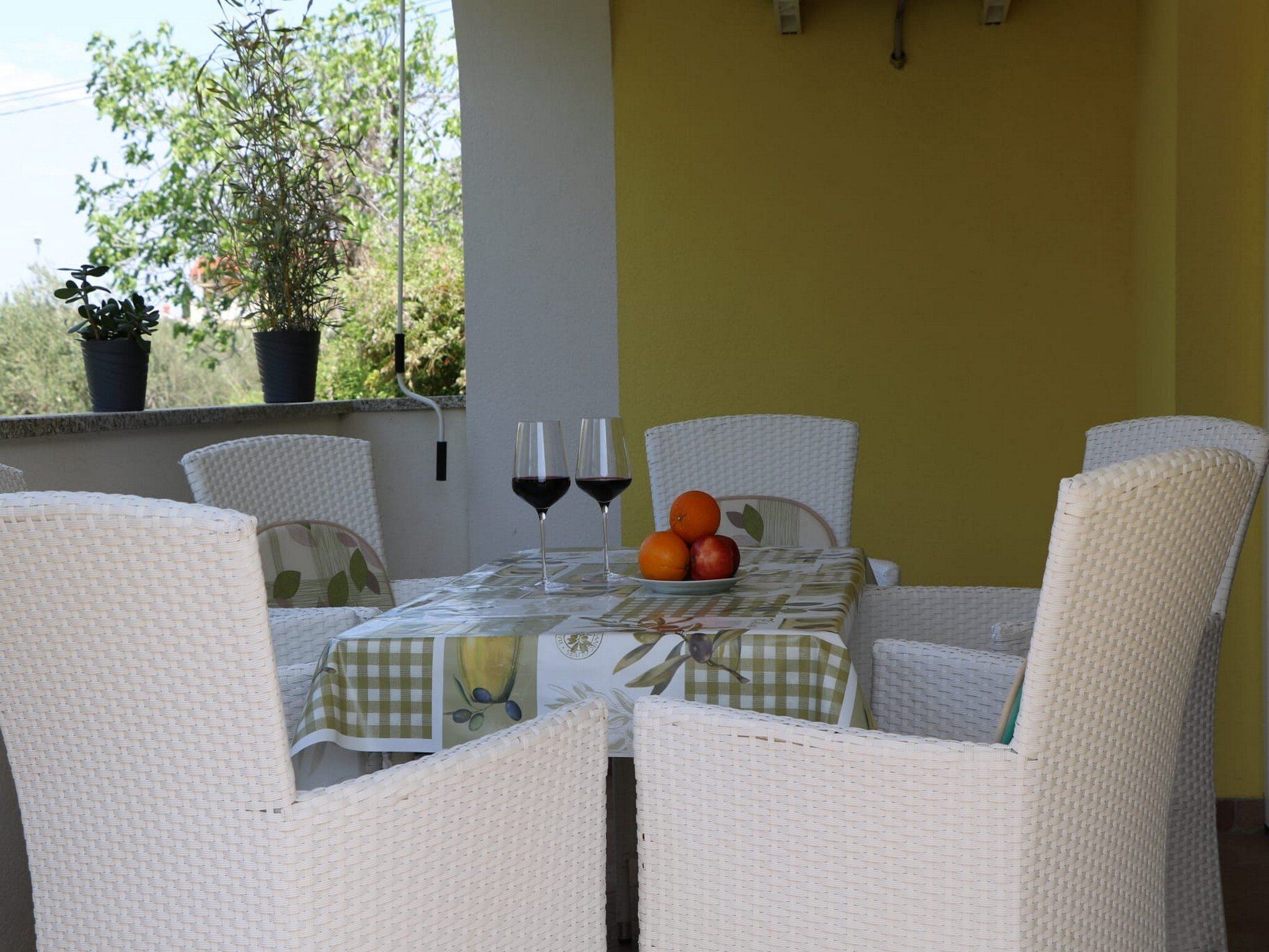 Căn hộ (Two Bedroom Apartment with Terace) | Hiên