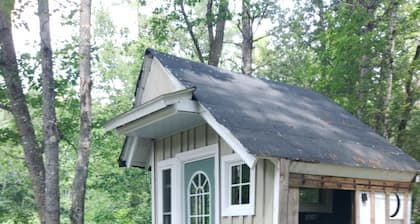 Tiny river Cabin Electricity/ heat/ shower
