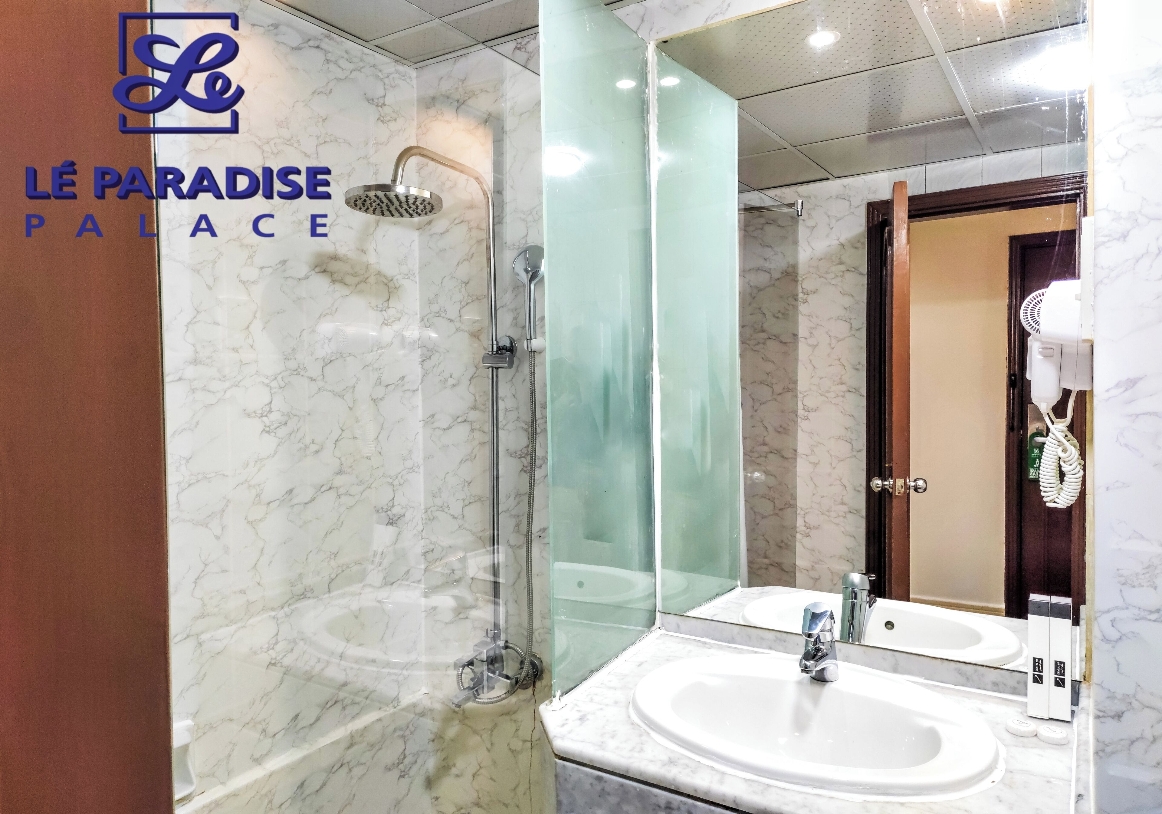Bathtub, free toiletries, hair dryer, towels