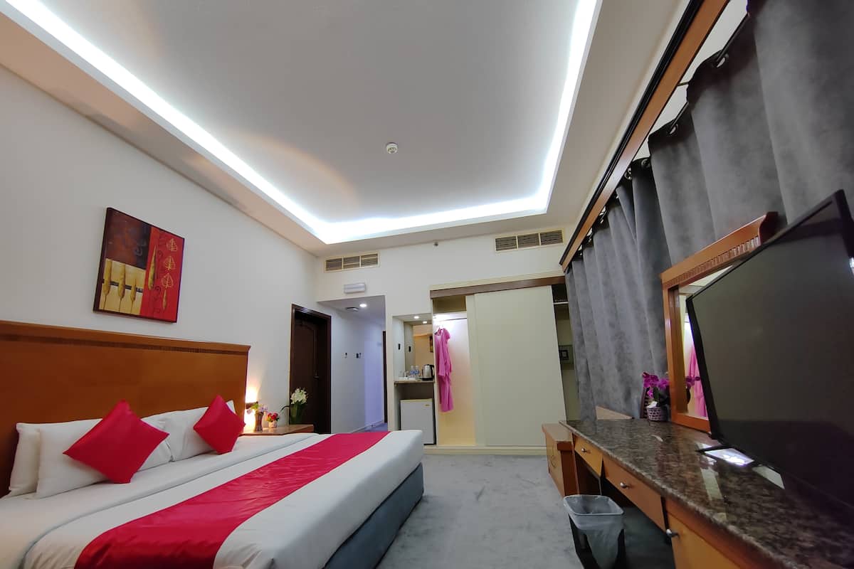 Bathtub, free toiletries, hair dryer, towels