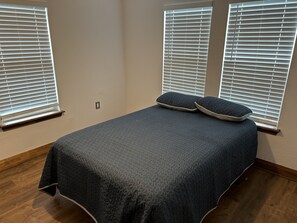 2 多间卧室、WiFi、床单