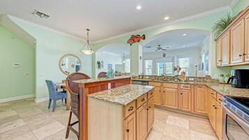 Casa de ciudad, varias camas, acceso a la alberca, vista a la alberca | Cocina privada | Refrigerador, microondas, horno y parrilla de estufa