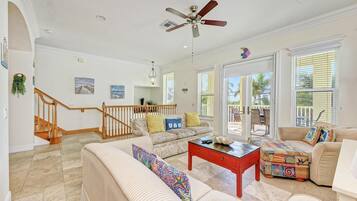 Casa de ciudad, varias camas, acceso a la alberca, vista a la alberca | Interior