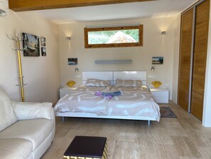 5 bedrooms, iron/ironing board, travel crib, free WiFi