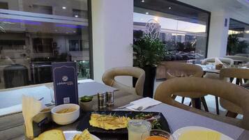 Desayuno buffet diario (MAD 49.00 por persona)