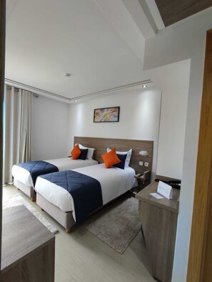 Habitación Confort con 1 cama doble o 2 individuales, 2 camas individuales | Ropa de cama de alta calidad y edredones de plumas