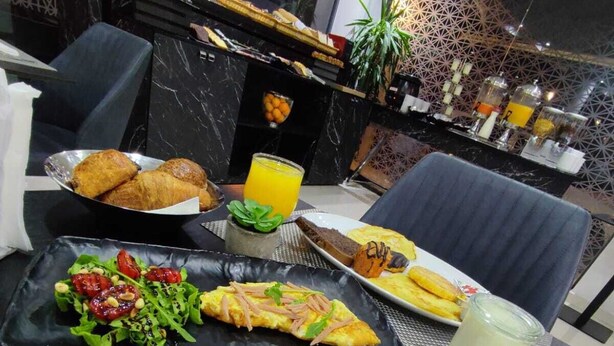 Een ontbijt met croissants, een salade en een fruitschaal.