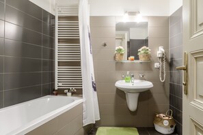 Classic Apartment | Bathroom | Bathtub, free toiletries, hair dryer, towels