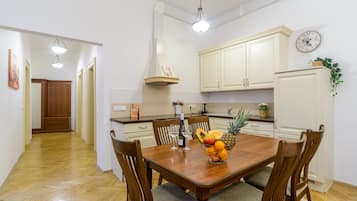 Apartamento clássico | Cozinha privada | Geladeira, micro-ondas, fogão, cooktop