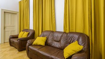 Apartamento clássico | Área de estar | Smart TV 50 cm com canais digitais, TV, filmes pagos