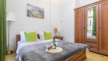 Apartamento clássico | 3 quartos, escrivaninha, espaço de trabalho para notebook