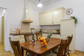 Appartement Classique | Cuisine privée | Réfrigérateur, micro-ondes, four, plaque de cuisson