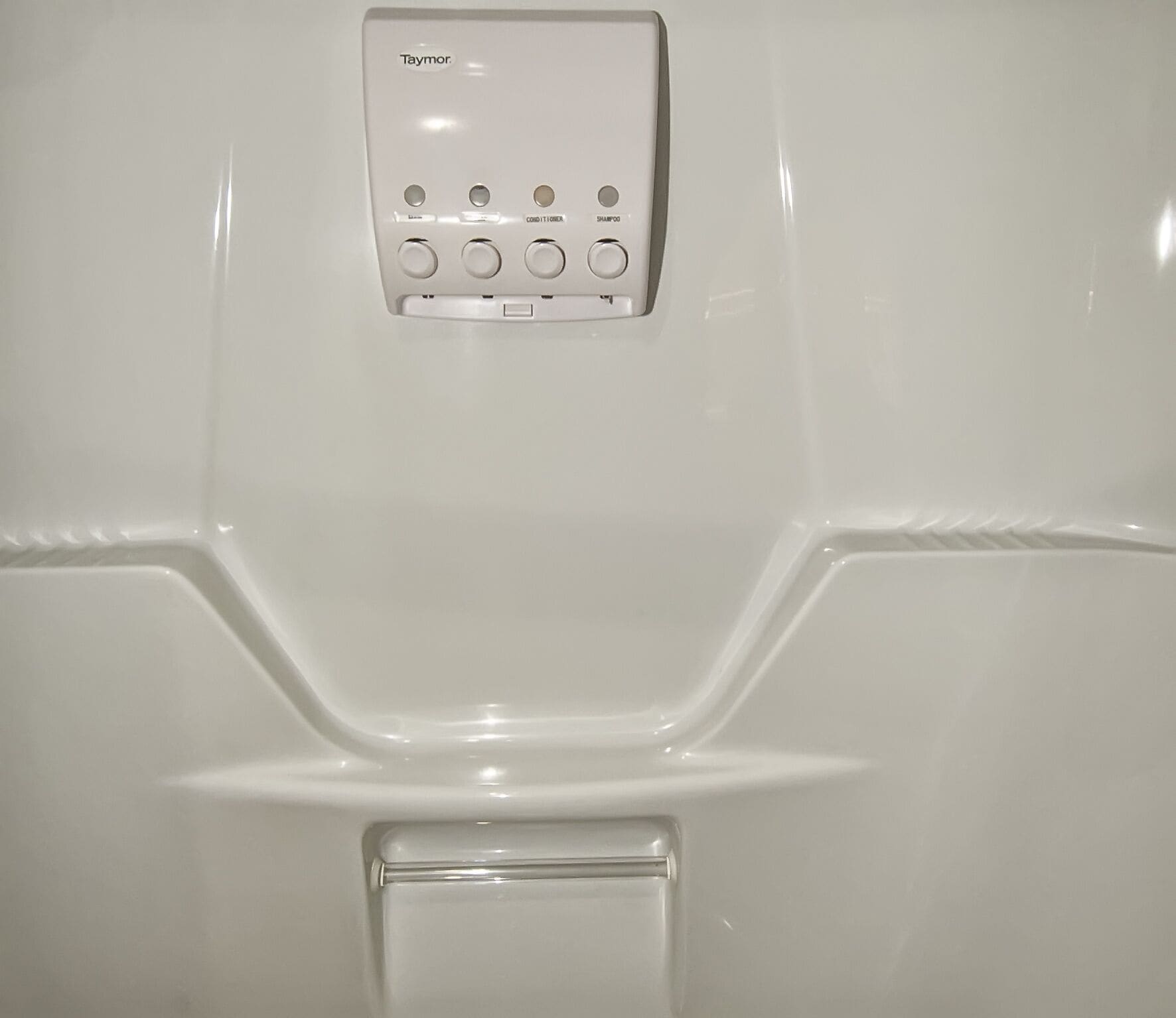Een witte badkamer met bedieningspaneel voor een handdoekwarmer en een handdroger.