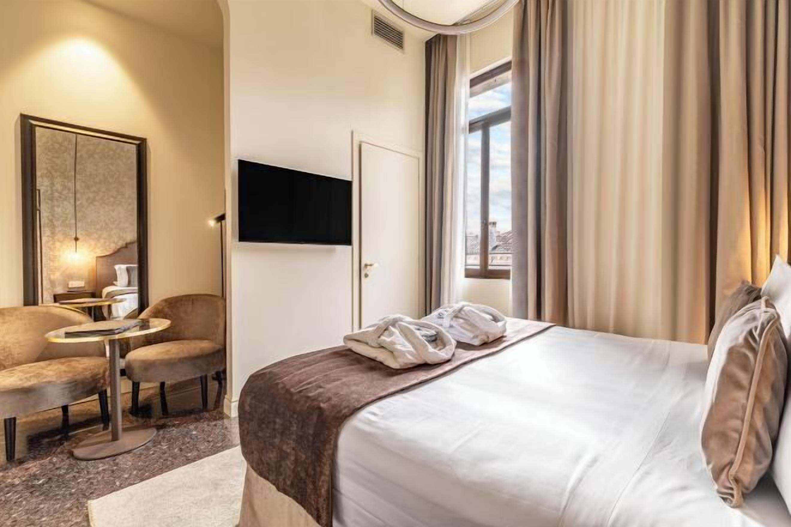 Copriletto in piuma, minibar, una cassaforte in camera, una scrivania