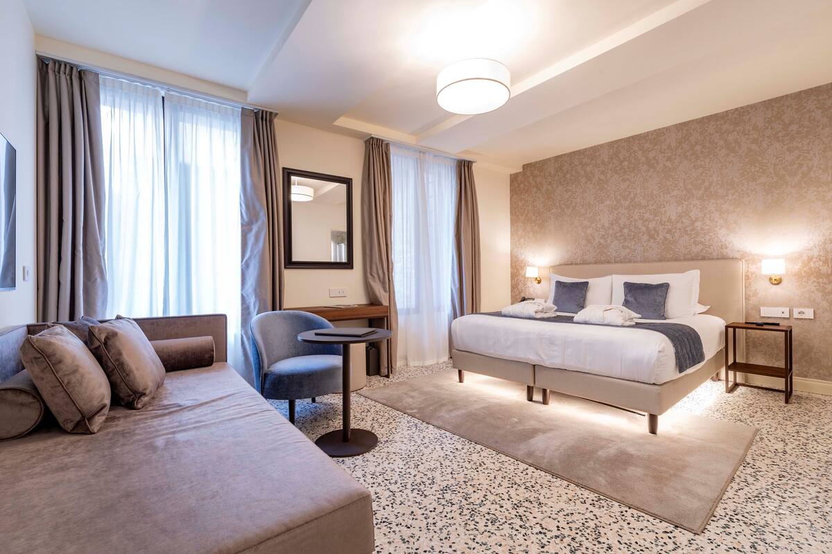 JUNIOR SUITE CASANOVA | ผ้านวมขนเป็ด, มินิบาร์, ตู้นิรภัยในห้องพัก, โต๊ะทำงาน