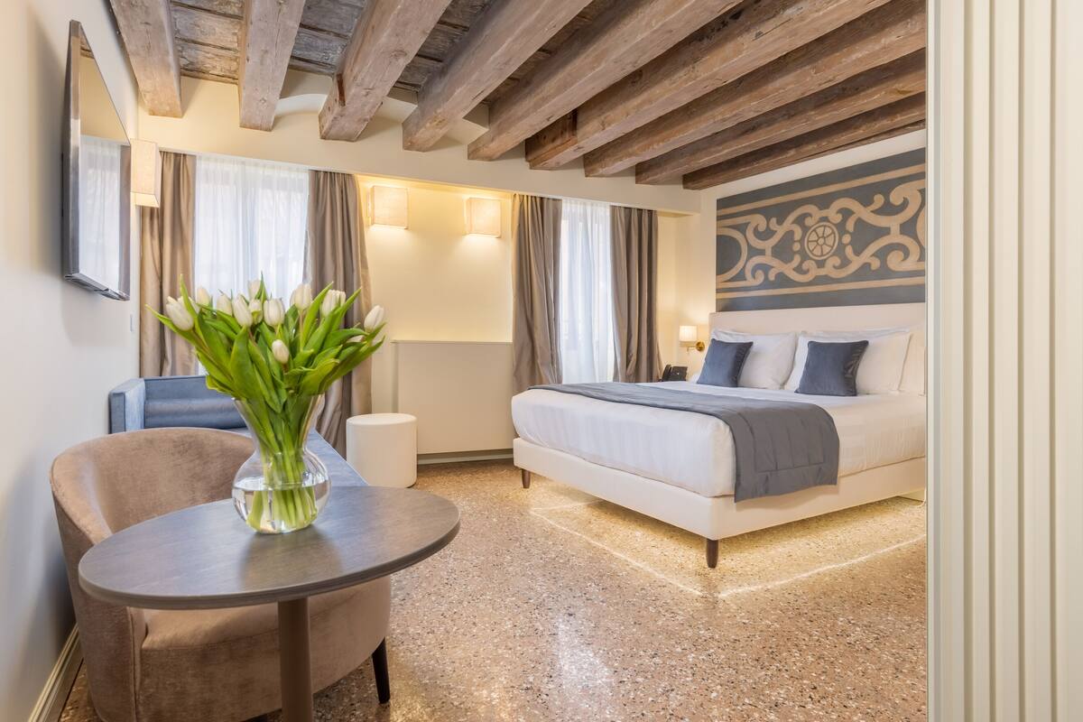 JUNIOR SUITE PARUTA | ผ้านวมขนเป็ด, มินิบาร์, ตู้นิรภัยในห้องพัก, โต๊ะทำงาน