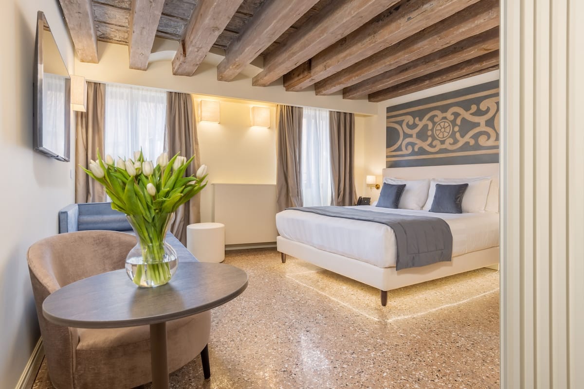 JUNIOR SUITE PARUTA | Donzen dekbedden, een minibar, een kluis op de kamer, een bureau