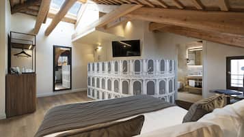 Deluxe | Copriletto in piuma, minibar, una cassaforte in camera, una scrivania