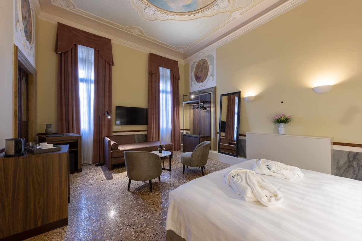 SUITE AFFRESCO | Donzen dekbedden, een minibar, een kluis op de kamer, een bureau