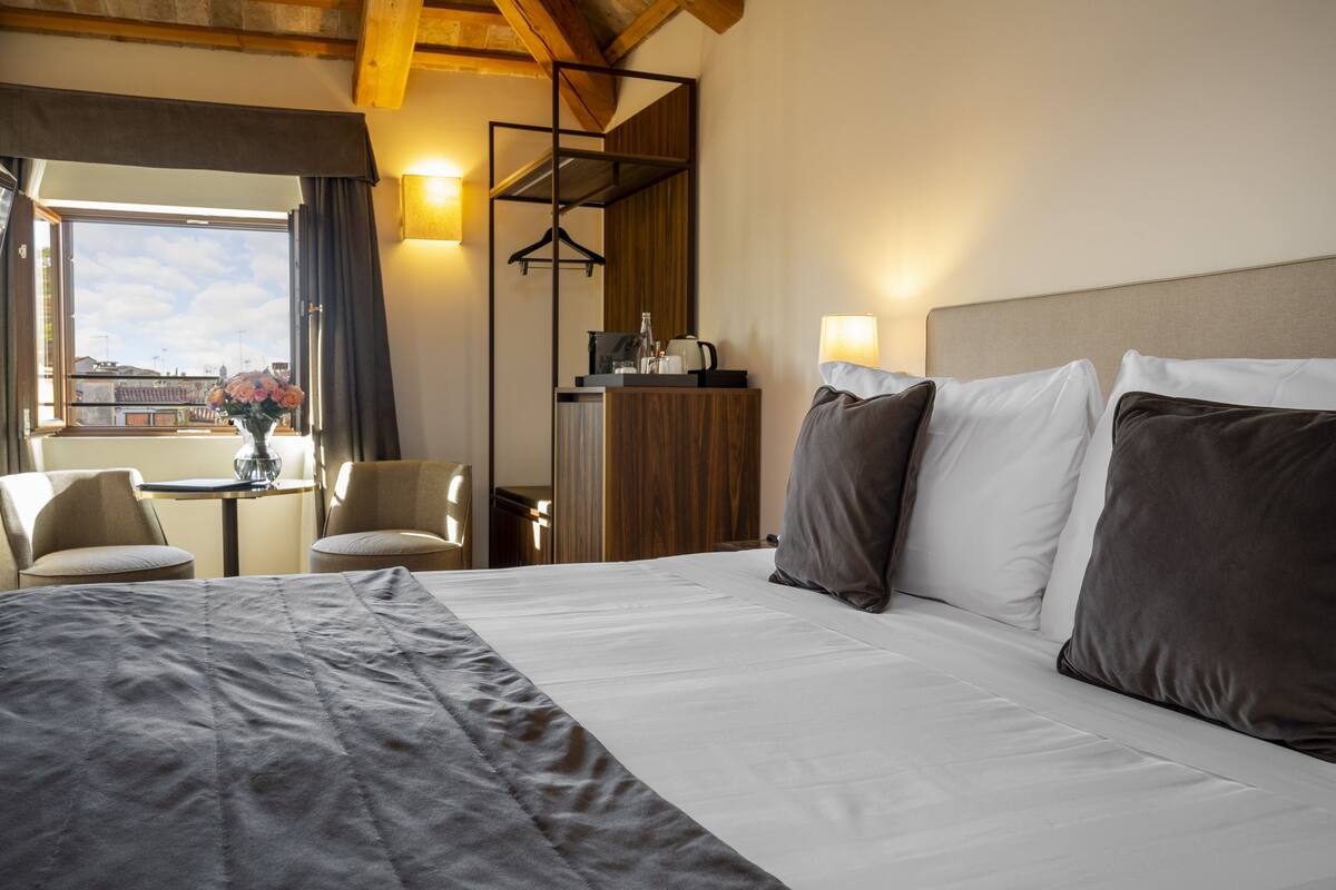 JUNIOR SUITE | ผ้านวมขนเป็ด, มินิบาร์, ตู้นิรภัยในห้องพัก, โต๊ะทำงาน