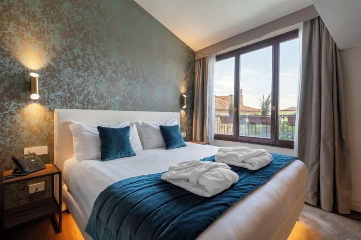 Down comforters, minibar, in-room safe, desk