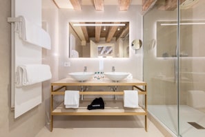 JUNIOR SUITE PARUTA | Phòng tắm | Buồng tắm vòi sen, vòi sen phun mưa, đồ dùng nhà tắm miễn phí 