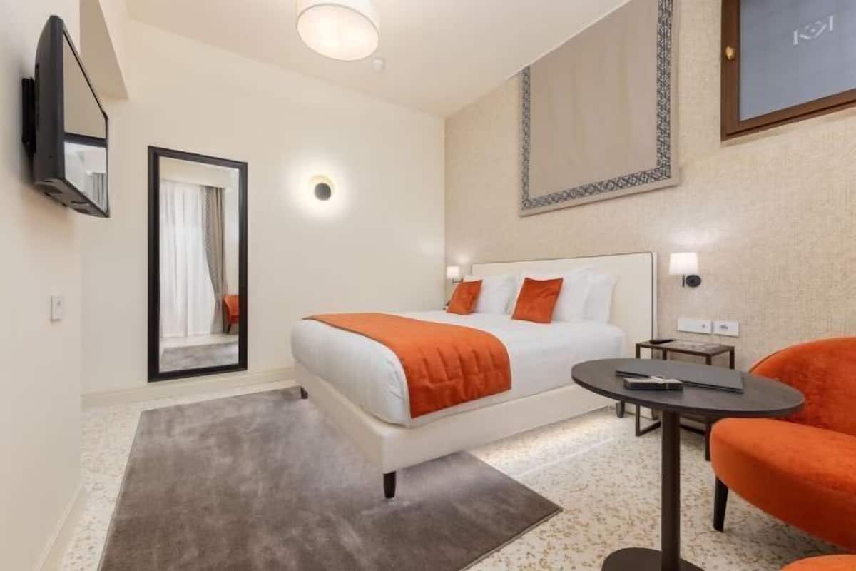 Down comforters, minibar, in-room safe, desk