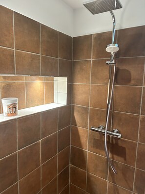 Dusche, Haartrockner, Handtücher, Seife