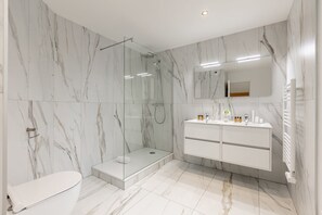 Dusche, Haartrockner, Handtücher