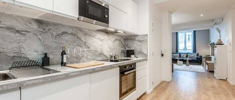 Een koelkast, een microgolfoven, een oven, een kookplaat