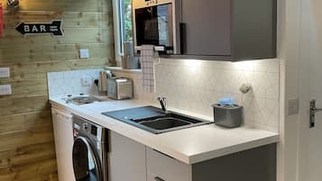 Cabin (WEE SNUG) | Private kitchenette | Full-size fridge, microwave, stovetop, electric kettle