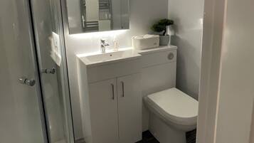 كابينة (WEE SNUG) | حمام | تجهيزات دش، مجففات شعر، مناشف