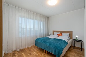 1 habitación, tabla de planchar con plancha y cuna de viaje 