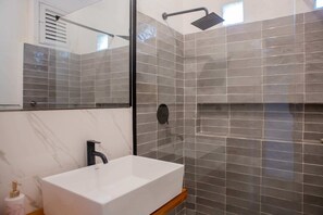 Shower, hair dryer - Maison Moz - Pulango (Maputo)